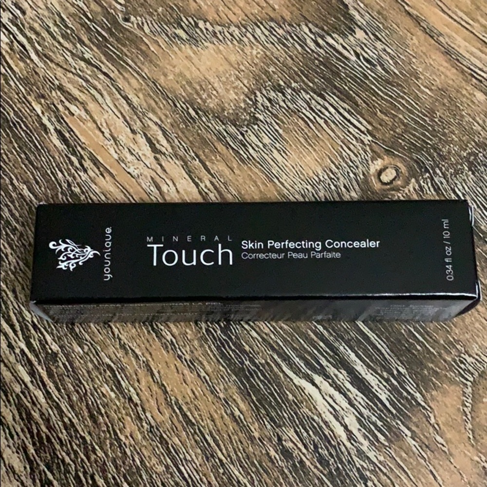 Mineral touch skin perfecting concealer